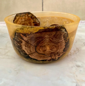 Bol à salade et fruits en bois de manguier éco-responsable, design unique, finition effet rivière, résine époxy créative, style vintage - Product Image 3