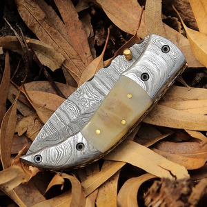 Couteau pliant en acier de Damas avec manche en corne de bélier lisse, étui en cuir pour ceinture, couteau de poche pour la chasse et le camping, fabriqué par le fabricant - Product Image 4