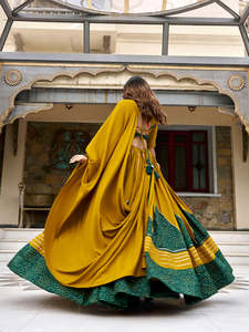 Ensemble Lehenga Choli pour femmes en rayonne imprimée, avec dentelle Gotta Patti, miroirs et pompons - Product Image 2