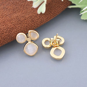 Boucles d'oreilles clous fantaisie en laiton plaqué or 18 carats avec triple pierre de lune blanche taillée en losange, accessoires pour femmes, vente en gros - Product Image 3