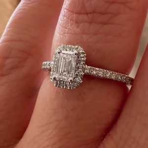 Bague de fiançailles personnalisée en or massif 14 carats avec diamant de laboratoire taille émeraude, sertie de griffes et d'accentuations pavées, pour usage quotidien, vente en gros - Product Image 6