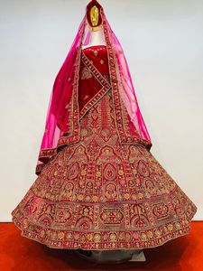 Lehenga nupcial de terciopelo con edición Gold Star Trending Heavy Flair Blusa larga para fiestas con detalles de Jarkan DE TRABAJO DE ESPEJO - Product Image 3