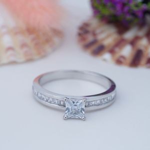 Bagues de Fiançailles et de Mariage Carline de Luxe Personnalisées en Argent Sterling 925 avec Moissanite 6A, Taillées avec Précision par Princes - Product Image 1