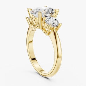 Bague de fiançailles à trois pierres en diamant de laboratoire taille ovale 2,05 carats, or jaune 9K avec pierres latérales rondes, bijoux OEM en gros - Product Image 4