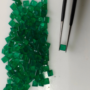 พลอยออนิกซ์สีเขียวธรรมชาติ 3.5 มม. ทรงสี่เหลี่ยมเจียระไนแบบสเต็ปคัท คุณภาพดีที่สุด พลอยเม็ดเดี่ยวสำหรับทำเครื่องประดับ ผลิตภัณฑ์จากเรดเมาน์เทนเจมส์ - Product Image 3