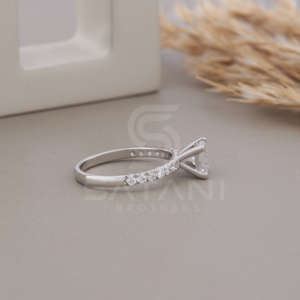 Anillo de Compromiso de Moissanita con Corte Princesa, Banda de Media Eternidad con Brillo Brillante, Diseño de Joyería Fina y Elegante - Product Image 6