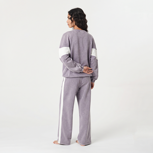 Conjunto de dos piezas para mujer: Sudadera oversize personalizada con paneles de chevron y lavado ácido, y pantalones rectos de cuello redondo. - Product Image 3