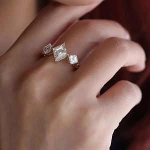 แหวนหมั้นมอยส์ซาไนต์ทรงไคท์คัท ทอง 14k แหวนสามเม็ด แหวนสัญญา แหวนแบบไม่ซ้ำใคร แหวนขอแต่งงาน แหวนทำมือ - Product Image 4
