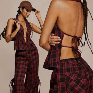 Ensemble coordonné deux pièces gothique à carreaux cramoisies, style punk rétro, avec haut licou et bas cargo utilitaire à jambes larges, dos ouvert et peplum - Product Image 1