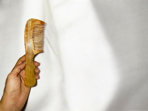 Peigne en bois massif de qualité supérieure avec dents fines et larges pour cheveux épais, bouclés et raides, disponible en artisanat naturel, couleur naturelle - Product Image 2