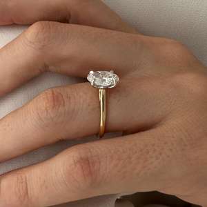 Anillo Solitario con Diamante Ovalado de 2 Quilates Cultivado en Laboratorio, Corte Tulipán, VVS2, Anillo de Compromiso de Dos Tonos con Catedral, Certificado IGI - Product Image 5
