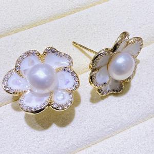 Boucles d'oreilles en perles d'eau douce naturelles de Zhuji, camélia français, design élégant et unique pour femmes - Product Image 4