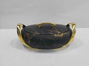 El aspecto minimalista del metal martillado de una olla de metal realza la decoración de la mesa con una estética atemporal y de calidad de restaurante. - Product Image 6