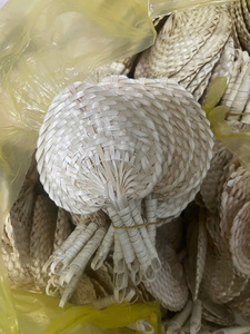[DISPONIBLE] Éventail à main Lucy en feuille de palmier tressée BLUE LOTUS |   Décoration de fête et de mariage au Vietnam - Product Image 2