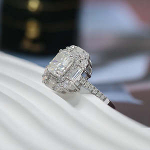 Anillo de compromiso de plata de ley con moissanita de 1 quilate talla cojín, diseño Halo con efecto hielo triturado, y banda de boda de lujo con pavé de piedras laterales de corte baguette - Product Image 2