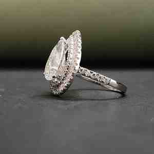 Bague de fiançailles élégante en or massif 18 carats avec moissanite taille poire certifiée IGI et sertie à griffes - Product Image 3