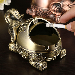 Cendrier élégant en laiton antique avec motifs géométriques et double bac, disponible à prix de gros. - Product Image 6