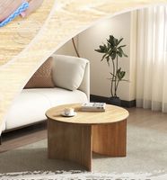 Table basse en bois à surface lisse traditionnelle, conçue pour une utilisation élégante et pratique dans le salon