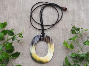 Collier en corne de qualité supérieure, conçu avec une texture naturelle, parfait pour les tendances de la bijouterie moderne et les collections de mode de créateurs. - Product Image 5