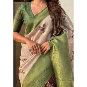 Sari de Noche de Seda Organza Verde con Estampado Floral Kalamkari Fusion de Elite Weaves, con Borde en Contraste Tejido con Zari y Base - Product Image 2