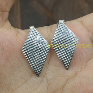 Pendientes de Plata Hechos a Mano con Forma de Diamante Texturizado para Mujer, Pendientes Geométricos Minimalistas, Joyería Moderna para Regalo - Product Image 2