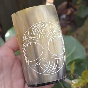 Corne à boire viking de forme personnalisée, couleur naturelle, pour bière et vin, écologique, en verre, gravure artisanale, article cadeau en promotion - Product Image 3