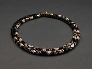 สร้อยคอประดับลูกปัดทำมือพร้อมตัวล็อคทองคำ ทอสีดำ ขาว เบจ และลายงูสีทอง เครื่องประดับสุดเก๋ - Product Image 3