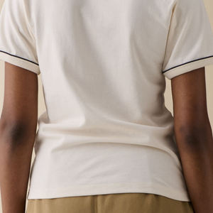 เสื้อยืดผู้หญิงดีไซน์เก๋ คอวี ทรงเข้ารูปทันสมัย สำหรับผู้ซื้อขายส่ง พร้อมปกเสื้อแบบพับได้ - Product Image 6