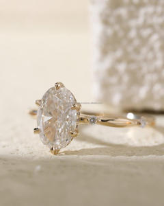 Anillo de compromiso/boda unisex de oro blanco de 14k con diamante ovalado cultivado en laboratorio IGI, estilo vintage, ideal para aniversarios y fiestas. - Product Image 4