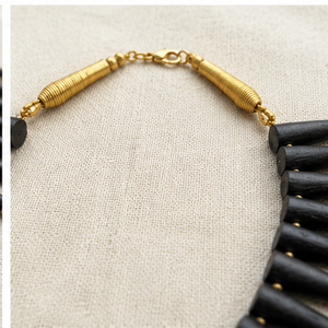 Collar de cuentas de resina chapado en negro con cadena de eslabones en tono dorado, joyería bohemia llamativa para fiestas, bodas y regalos. - Product Image 3