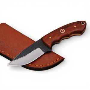 Couteau de chasse artisanal en acier au carbone, manche en bois de rose, lame pleine longueur, pour camping et survie en extérieur, avec étui - Product Image 1