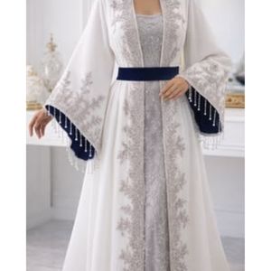 Ensemble Abaya Bisht Blanc de Luxe |   Cardigan ouvert et robe intérieure brodés argentés |   Kaftan de mariage arabe avec poignets à franges en cristal - Product Image 6