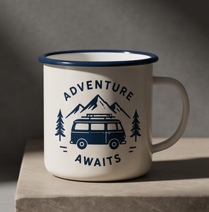 แก้วน้ำเคลือบโลหะสีขาวนวลแบบ OEM สั่งซื้อจำนวนมาก ตกแต่งด้วยลายข้อความ "Adventure Awaits" และลายรถบ้าน - Product Image 4