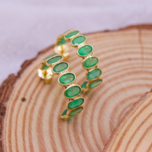 Vente en gros de boucles d'oreilles créoles en or jaune 18 carats avec émeraude ovale naturelle et pierres multiples serties, Memoria Jewels - Product Image 1