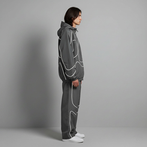 Ensemble de survêtement gris à capuche pour homme, coupe-vent imprimé OEM/ODM, en polyester léger, style streetwear, avec cordon de serrage et passepoil coupe-vent - Product Image 3