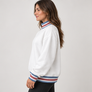 Sudadera Blanca de Cuello Alto para Mujer con Ribete a Rayas Azules y Color Óxido, Letras Varsity, Manga Larga, Logotipo Personalizado - Product Image 4