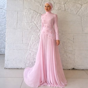 Vestido de noche rosa con hiyab |   Vestido Formal Modesto de Manga Larga y Cuello Alto |   Vestido de Gala Sofisticado con Apliques Florales en 3D - Product Image 1