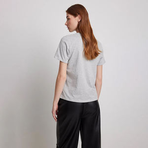 เสื้อยืดแขนสั้นคอวีลายทางสำหรับผู้หญิงขายดีที่สุด เป็นมิตรกับสิ่งแวดล้อม ผ้าเจอร์ซีย์นุ่ม ระบายอากาศได้ดี รับสกรีนโลโก้ ขายส่ง - Product Image 2