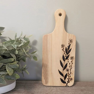 Hermosa tabla de cortar de madera con delicado diseño floral de ramas de flores silvestres quemadas a mano y asa integrada para colgar. - Product Image 3