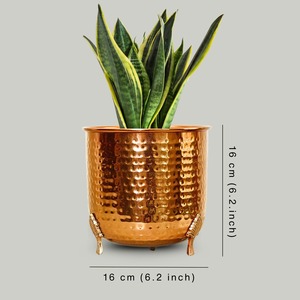Vase de table en cuivre fait main 16 cm, design rustique avec pieds en forme de feuille, pot pour plantes - Product Image 1