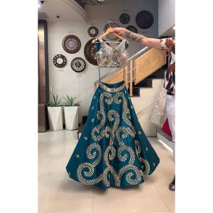 Lehenga choli งานปักผ้าไหม tafetta หนักออกแบบโดยดีไซเนอร์ - Product Image 1