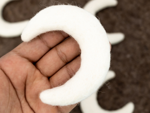 Guirnalda de Luna de Fieltro de Lana, Estilo Boho, Color Blanco, para Colgar en la Pared de la Habitación del Bebé: Comercio Justo Certificado y Hecho a Mano - Product Image 3