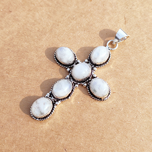 Colgante de cruz de piedra lunar arcoíris natural con base de latón chapado en plata antigua, engaste de bisel de piedra preciosa llamativa vintage, solitario - Product Image 3