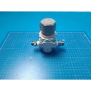Régulateur de pression pneumatique SMC AR40-04B-A, utilisé comme pièce détachée pour équipement semi-conducteur d'occasion - Product Image 5