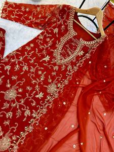 Ensemble indien pakistanais en velours rouge brodé, avec des motifs floraux et des perles, Lehenga Choli, châle, tenue de fête de mariage - Product Image 2