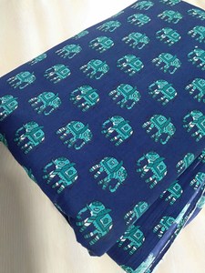 Tela de algodón estampada a mano con motivos de elefantes en azul marino, tela de algodón suave hecha a mano en India con motivos de animales, material para vestidos. - Product Image 3