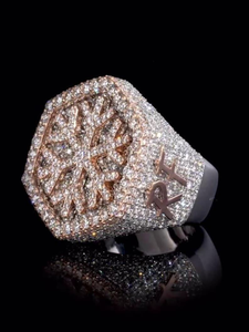 Anillo de Lujo con Diamante Moissanite en Tono Dorado, Diseño Hexagonal con Intrincado Motivo de Estrella y Piedras Brillantes - Product Image 3