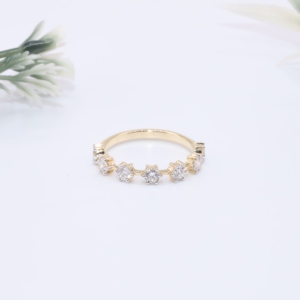 Anillo de Eternidad Minimalista de Oro con Diamantes de Laboratorio Brillantes, Siete Piedras Flotantes, Engaste de Garras, Apilable, para Compromiso y Boda - Product Image 1
