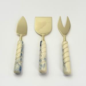 Elegante Juego de Utensilios para Queso de Acero Inoxidable con Acabado Dorado, Juego de 3 Piezas con Mangos de Resina, Cuchillos para Tabla de Charcutería, Precio Accesible - Product Image 1