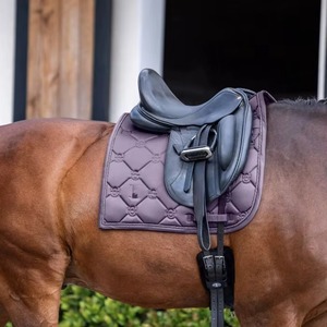 Almohadilla de Montar a Caballo Acolchada y Transpirable con Forro Absorbente de Humedad, Relleno Amortiguador y Logotipo Personalizado para Doma Clásica - Product Image 5